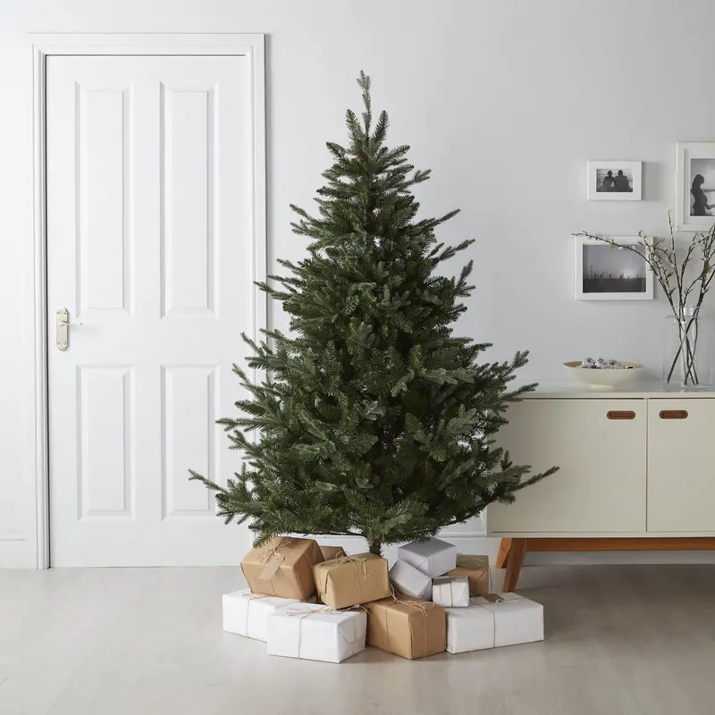 6-Foot Artificial Christmas Tree – Hinged Green Indoor Decor With Natural-Looking Foliage 1